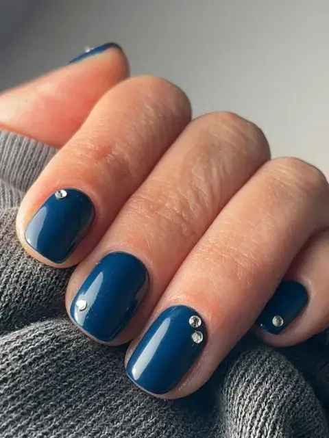 Finalmente, otra idea con pequeños destellos de brillos para destacar el color base Finalmente, otra idea con pequeños destellos de brillos para destacar el color base