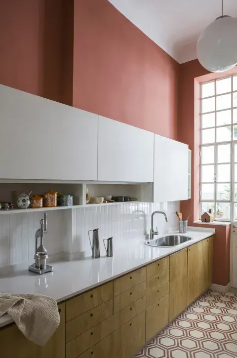 Piso diseñado a medida por Terra Calcáreos. Paredes pintadas con Acrilplast ‘0058’. Los bajomesadas y alacenas se resolvieron de manera económica: MDF pintado con látex blanco y fenólico de pino teñido en la tonalidad del roble. Piso diseñado a medida por Terra Calcáreos. Paredes pintadas con Acrilplast ‘0058’. Los bajomesadas y alacenas se resolvieron de manera económica: MDF pintado con látex blanco y fenólico de pino teñido en la tonalidad del roble.