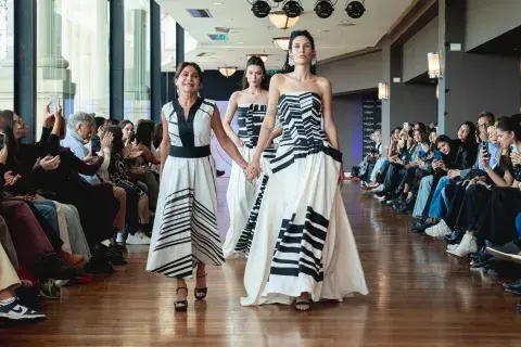 Valentina Musa salió a saludar al final del desfile de su colección. Valentina Musa salió a saludar al final del desfile de su colección.