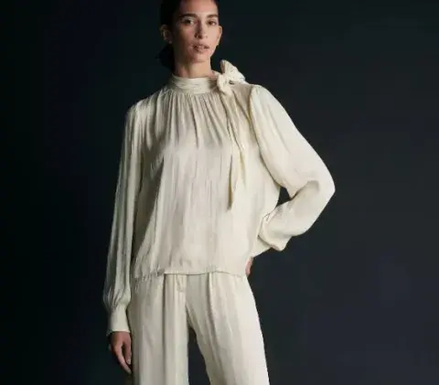 Blusa con moño (Awada , $160,000.) Blusa con moño (Awada , $160,000.)