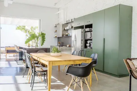 Diseño de cocina (Matías Hajnal) con muebles pintados de ‘Oliva Magnífico’ (Alba). Diseño de cocina (Matías Hajnal) con muebles pintados de ‘Oliva Magnífico’ (Alba).