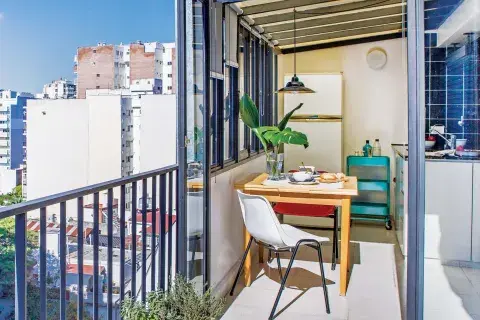 El comedor diario, con mesa extensible y sillas de colores diferentes, se convirtió en el rincón favorito para comer, juntarse a charlar y también trabajar. El mantenimiento es sencillo: el techo se limpia desde la terraza.