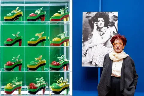 Se exponen los célebres zapatos de plataforma con los que deslumbró en el Instituto Di Tella.