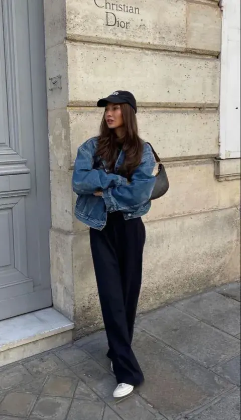 look en denim con gorra