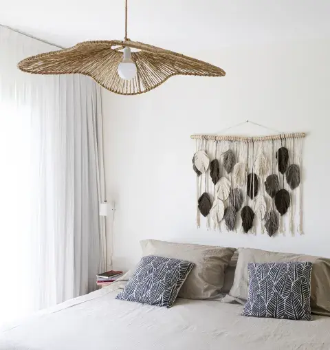 El tapiz viajó desde México y los almohadones, desde la India. La ropa de cama fue UN regalo de SU cuñada Shei Bursztyn, de @PaprikaEstudio.bdiseñadora, siempre nos regala cosas hermosas”
