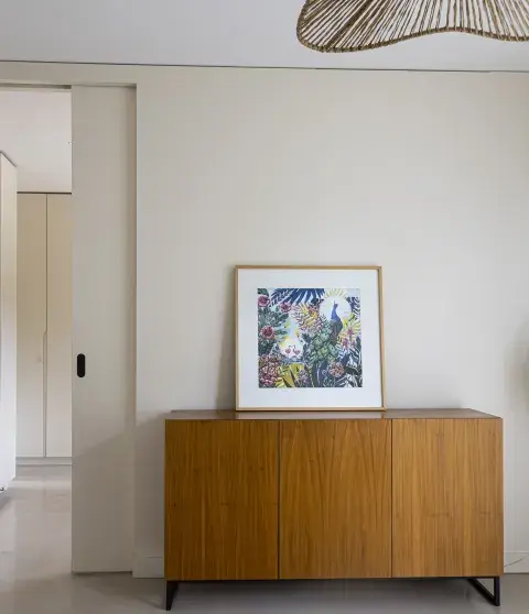 SOBRE LA CÓMODA (@PAPRIKAESTUDIO), obra, DONDE TAMBIÉN APARECE LA NATURALEZA, de la artista lucila domínguez (@lucilismo).