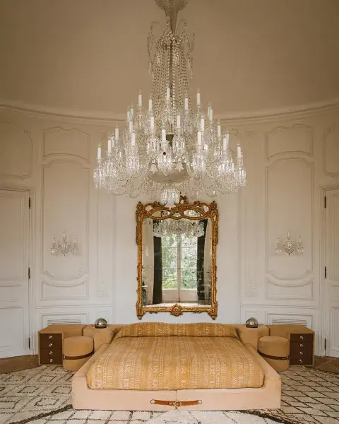 Su cuarto con muebles de estilo y una cama de los años 70de Guido Faleschini para I4 Mariani, y algunas antiguas, reliquias heredadas de su familia. 