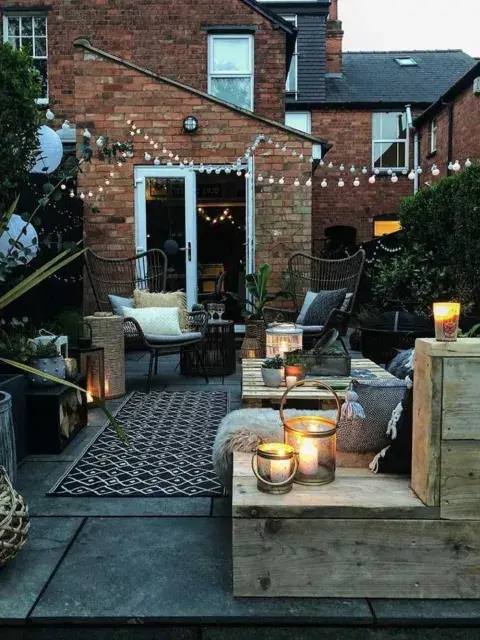 Una terraza balcón de ladrillos. Con velas y luces estratégicas que suman a la deco completa