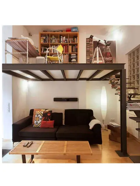 Si contás con un techo de doble altura podés hacer un sobrepiso para poner un escritorio o la cama