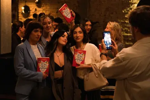 varias mujeres posan para una fotografía en la presentación de un libro.