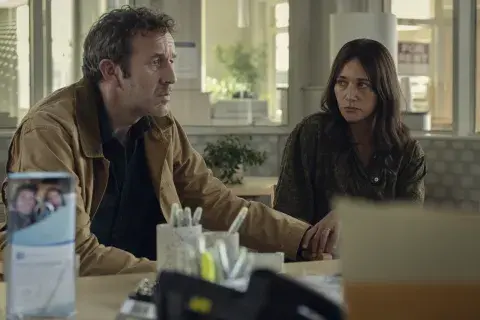 Episodios de la temporada 7 de Black Mirror: Una pareja cualquiera. Episodios de la temporada 7 de Black Mirror: Una pareja cualquiera.