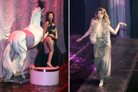Plumas, brillos y sensualidad exacerbada en Esquinissima, el show de la marca de función única. Plumas, brillos y sensualidad exacerbada en Esquinissima, el show de la marca de función única.