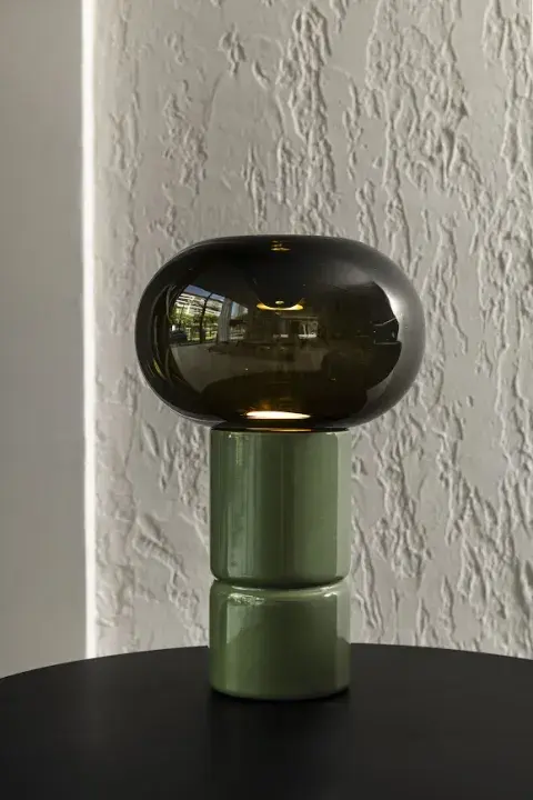 Mercedes Massot y Paula Stremiz, de la firma Fiumine, mostrarán artefactos de iluminación que combinan un mix de materiales: cerámica, vidrio soplado y piedras naturales. Mercedes Massot y Paula Stremiz, de la firma Fiumine, mostrarán artefactos de iluminación que combinan un mix de materiales: cerámica, vidrio soplado y piedras naturales.