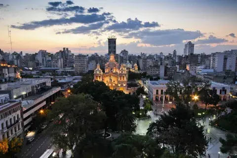 La llaman “La Roma Argentina”, y tiene calles que remiten a la vieja Europa y un encanto colonial intacto. A su vez, fue reconocida por la UNESCO como Patrimonio de la Humanidad La llaman “La Roma Argentina”, y tiene calles que remiten a la vieja Europa y un encanto colonial intacto. A su vez, fue reconocida por la UNESCO como Patrimonio de la Humanidad