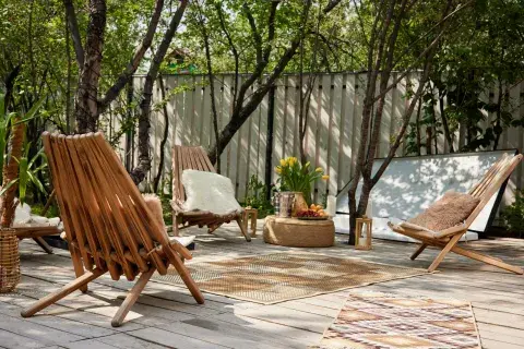 Los balcones terrazas pueden decorarse con sillones, alfombras y buena iluminación para convertirlos en un sitio acogedor