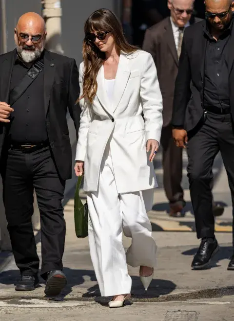 Dakota Johnson tiene los looks tendencia: cuáles son las 10 prendas que no te pueden faltar esta temporada