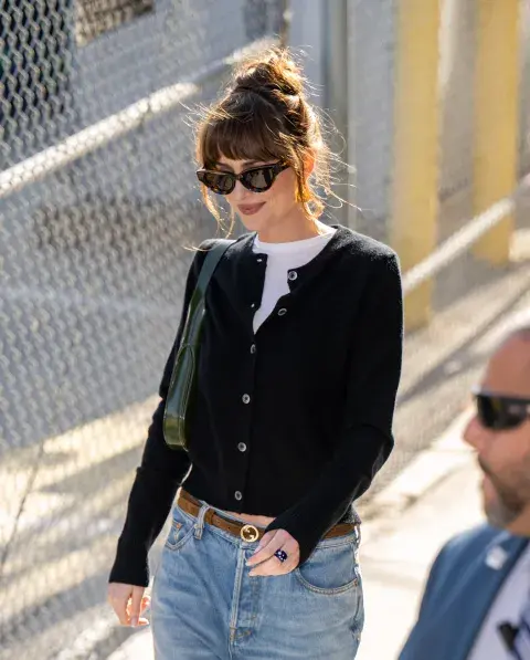 Dakota usó un clásico negro que no falla y es la base perfecta para cualquier look de media estación. Dakota usó un clásico negro que no falla y es la base perfecta para cualquier look de media estación.