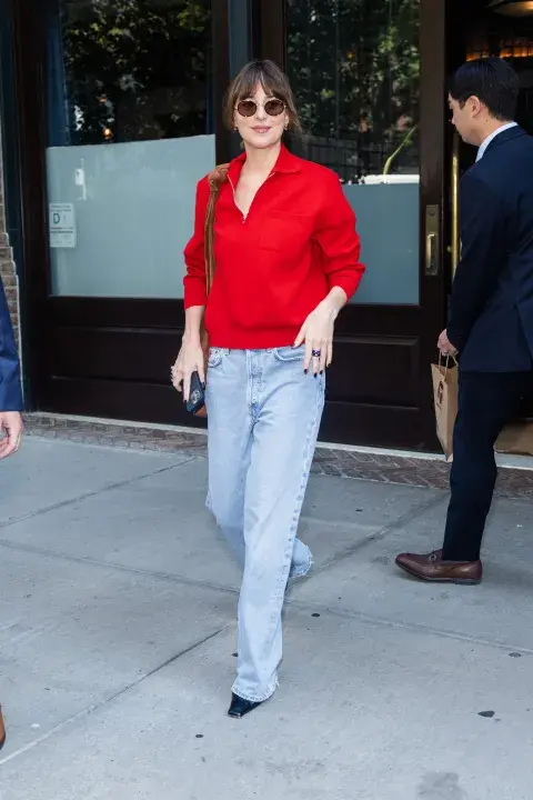 Dakota Johnson tiene los looks tendencia: cuáles son las 10 prendas que no te pueden faltar esta temporada
