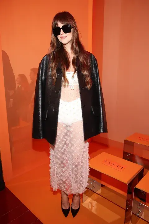 Dakota Johnson tiene los looks tendencia: cuáles son las 10 prendas que no te pueden faltar esta temporada