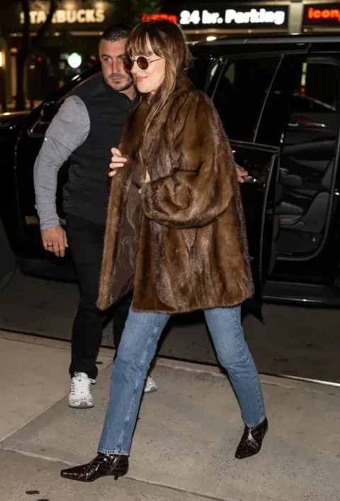 Dakota combinó el mismo tapado con un jean más oscuro y botas de charol Dakota combinó el mismo tapado con un jean más oscuro y botas de charol
