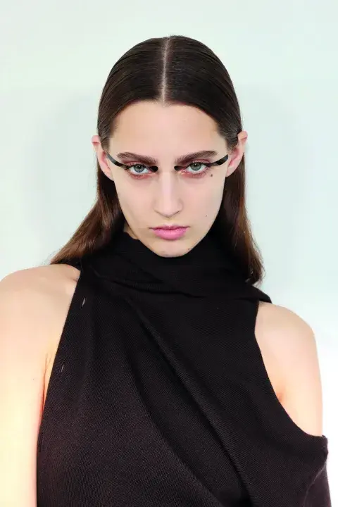 Con plumas en Thom Browne, súper tupidas en Vaquera o las de la foto con apliques plásticos de Courrèges.