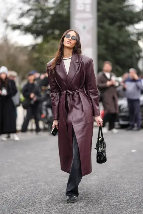 Una mujer usando un abrigo en color borgoña