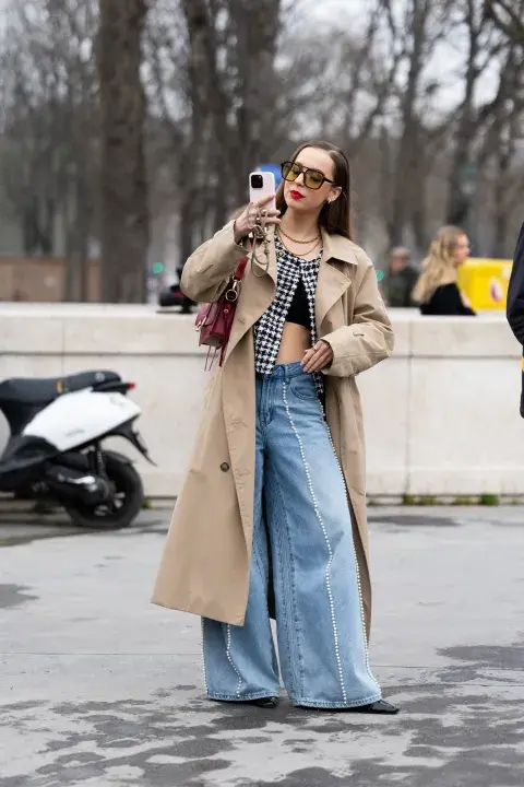 Una mujer usando un trench en color camel