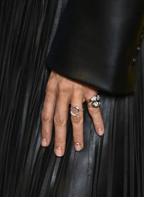 Uñas doradas, cortas y con textura: el detalle metálico que completó el look Uñas doradas, cortas y con textura: el detalle metálico que completó el look