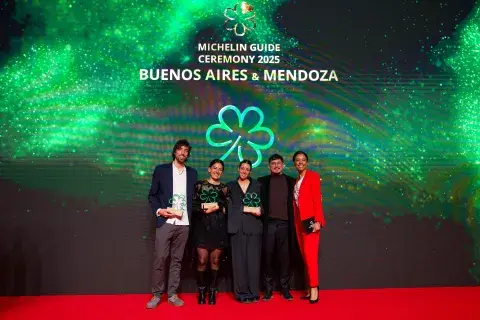 Cocineros sobre el escenario de la ceremonia de Guía Michelin 2025. Cocineros sobre el escenario de la ceremonia de Guía Michelin 2025.
