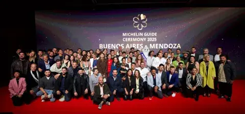 Cocineros sobre el escenario de la ceremonia de Guía Michelin 2025. Cocineros sobre el escenario de la ceremonia de Guía Michelin 2025.