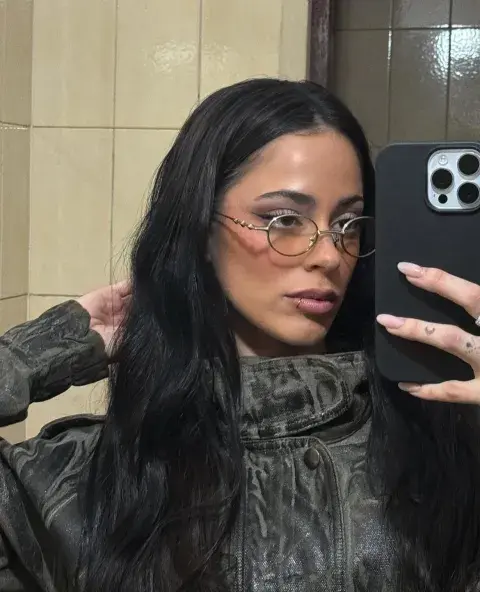 Tini lució un cabello largo y negro