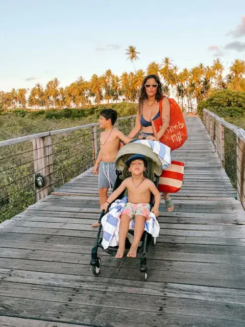 La influencer combinó momentos de descanso en familia con jornadas de diversión para Toribio y Belisario, quienes aprovecharon el sol para disfrutar tanto de la playa como de los juegos de las piscinas, uno de los planes favoritos de los niños. La influencer combinó momentos de descanso en familia con jornadas de diversión para Toribio y Belisario, quienes aprovecharon el sol para disfrutar tanto de la playa como de los juegos de las piscinas, uno de los planes favoritos de los niños.