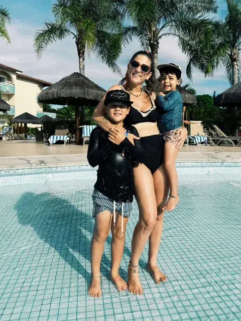 La influencer combinó momentos de descanso en familia con jornadas de diversión para Toribio y Belisario, quienes aprovecharon el sol para disfrutar tanto de la playa como de los juegos de las piscinas, uno de los planes favoritos de los niños. La influencer combinó momentos de descanso en familia con jornadas de diversión para Toribio y Belisario, quienes aprovecharon el sol para disfrutar tanto de la playa como de los juegos de las piscinas, uno de los planes favoritos de los niños.