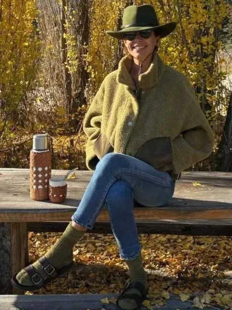 Juliana Awada con una campera de corderito perteneciente a su marca de ropa Juliana Awada con una campera de corderito perteneciente a su marca de ropa
