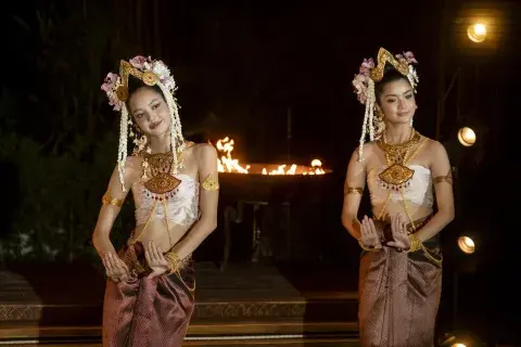 Foto de Lalisa Manobal en The White Lotus. Foto de Lalisa Manobal en The White Lotus.