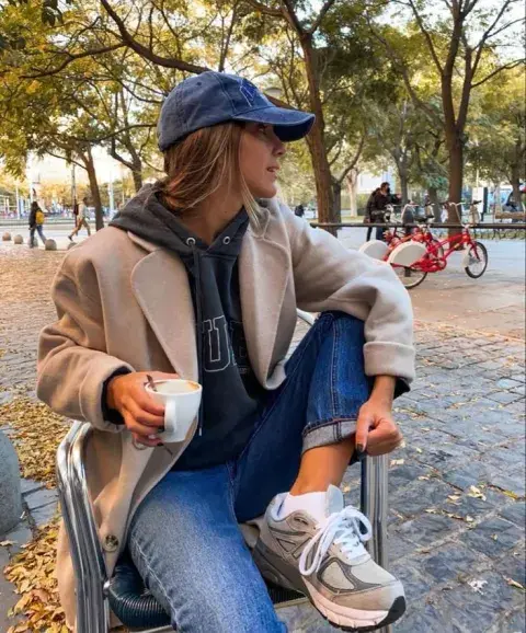 La gorra se usa también este año en looks elegantes como conjuntos sastreros de blazer y mini o pantalón con pinzas. 