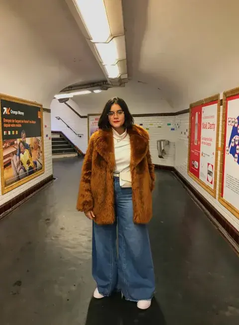  Desde el street style hasta las principales tiendas de moda, esta tendencia demuestra que lo retro sigue siendo sinónimo de elegancia y sofisticación.