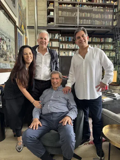 La última foto de Mario Vargas Llosa junto a sus hijos, cuando cumplió 89 años, el 28 de marzo de 2025. La última foto de Mario Vargas Llosa junto a sus hijos, cuando cumplió 89 años, el 28 de marzo de 2025.