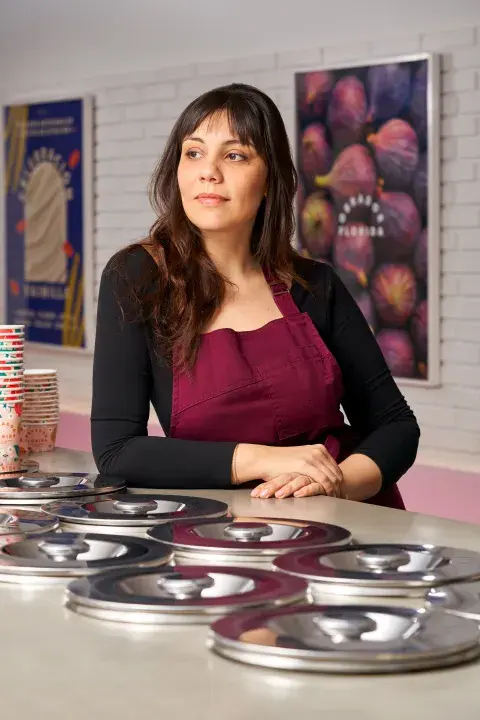 Mecha Román sabe muchísimo sobre helados. Estudió en San Sebastián -en la Fundación Basque Culinary Center- y desde hace tres años está al frente de Obrador Florida, su heladería boutique. Mecha Román sabe muchísimo sobre helados. Estudió en San Sebastián -en la Fundación Basque Culinary Center- y desde hace tres años está al frente de Obrador Florida, su heladería boutique.