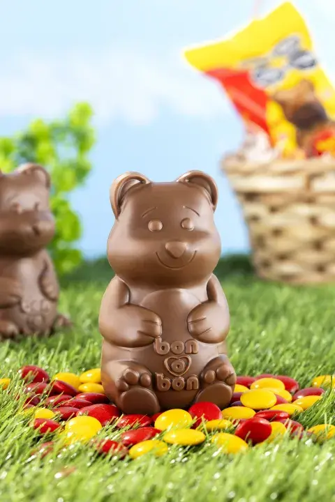 huevo de pascua de chocolate con forma de oso bon o bon huevo de pascua de chocolate con forma de oso bon o bon