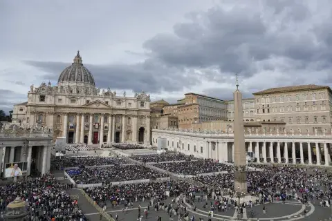 Vista de la Plaza de San Pedro en el Vaticano, el 20 de octubre de 2024. (AP Foto/Andrew Medichini, Archivo)