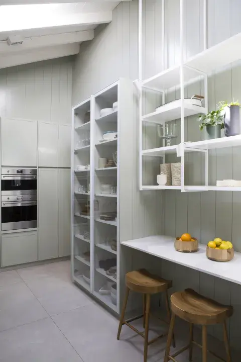 La cocina fue diseñada a medida con mobiliario laqueado en verde celadón, todo diseño de Mariana Flombaum. La cocina fue diseñada a medida con mobiliario laqueado en verde celadón, todo diseño de Mariana Flombaum.