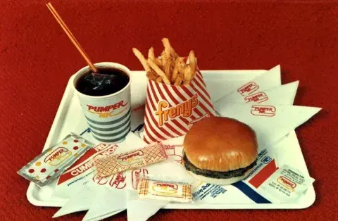 Fue un concepto completamente revolucionario en Argentina: comer en bandejas, sin cubiertos y con todos materiales descartables que uno mismo debía tirar a la basura. Los nombres de los productos, como Freny´s y Mobur, se eligieron por concurso entre propuestas de los empleados. Y había premios. Fue un concepto completamente revolucionario en Argentina: comer en bandejas, sin cubiertos y con todos materiales descartables que uno mismo debía tirar a la basura. Los nombres de los productos, como Freny´s y Mobur, se eligieron por concurso entre propuestas de los empleados. Y había premios.