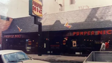 El primer local se abrió en 1974 en la calle Suipacha; 15 años más tardes había sucursales en todo el país. El primer local se abrió en 1974 en la calle Suipacha; 15 años más tardes había sucursales en todo el país.
