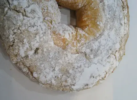 Rosca de Pascua rellena de crema de almendras