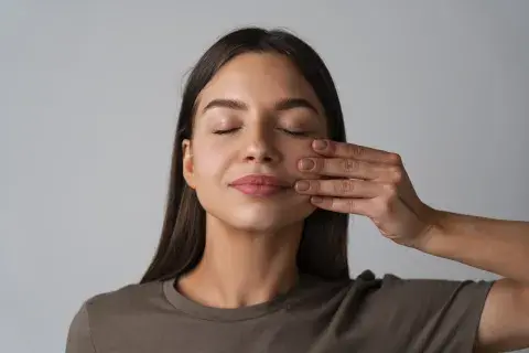 El yoga facial mejora la circulación, ayuda a prevenir arrugas prematuras y alivia tensiones acumuladas en la mandíbula, los labios y la frente. El yoga facial mejora la circulación, ayuda a prevenir arrugas prematuras y alivia tensiones acumuladas en la mandíbula, los labios y la frente.