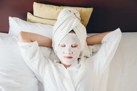 Una mujer en un spa Una mujer en un spa