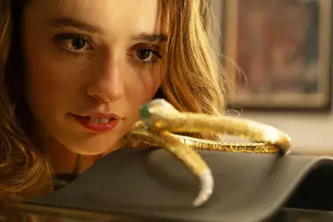 Imagen de Aimee Lou Wood en The White Lotus. Imagen de Aimee Lou Wood en The White Lotus.