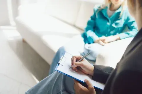 dos personas en terapia psicológica dos personas en terapia psicológica