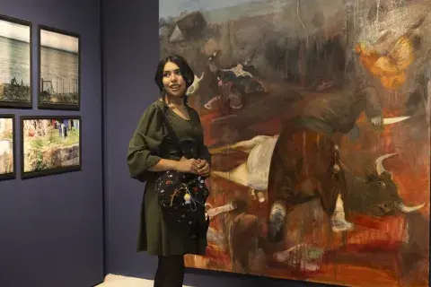 Una chica frente a una obra de arte